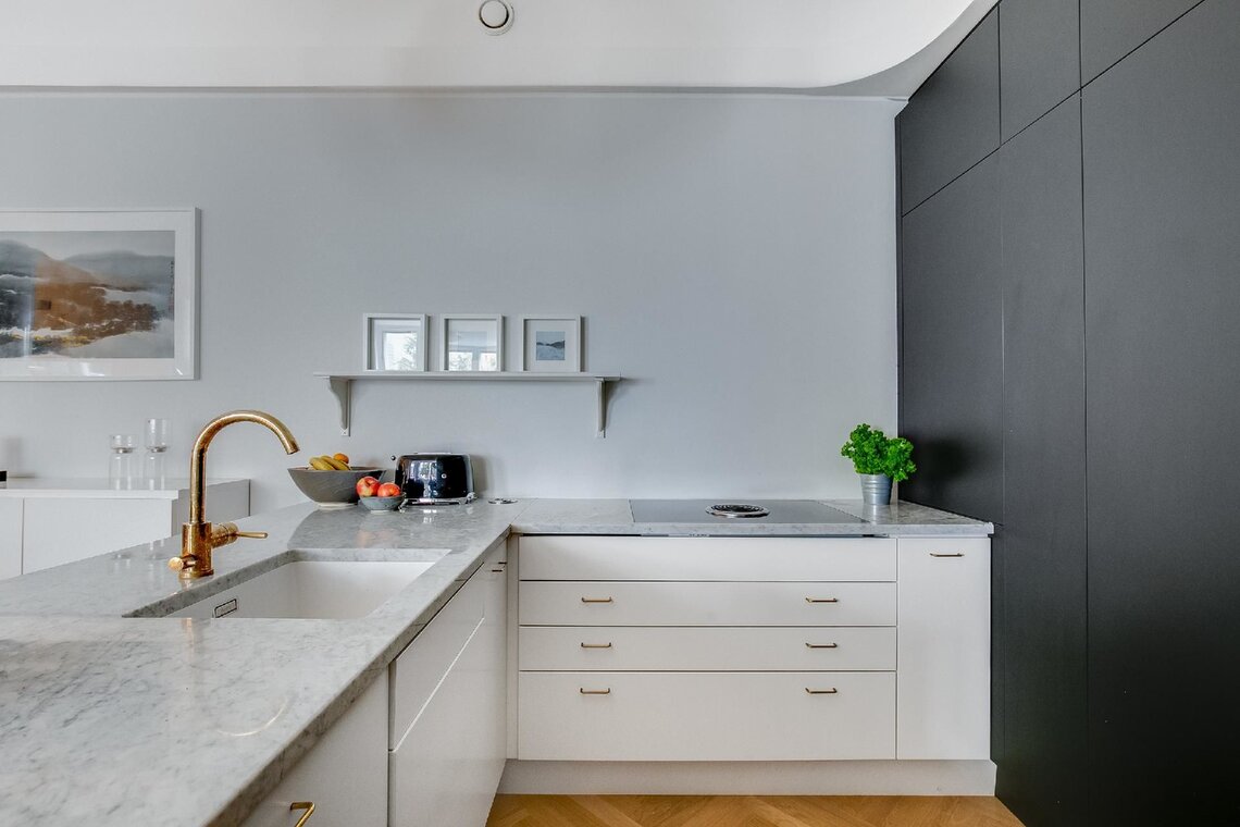 Kaunis mustavalkoinen keittiö marmoritasoilla
