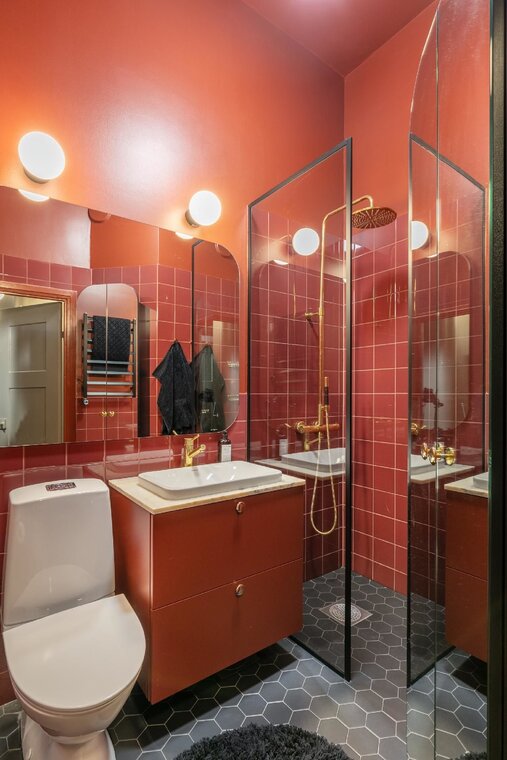 Punainen kylpyhuone