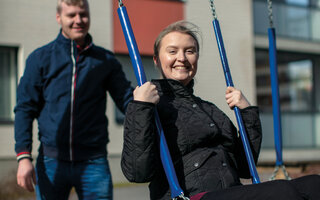 Vaivatonta asumista ja yhteisöllisyyttä – nuoripari viihtyy asumisoikeusasunnossaan