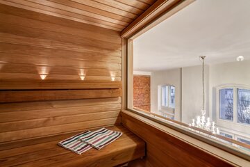 Loft-asunnon sauna ikkunalla