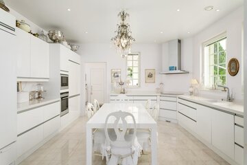 Moderni valkoinen keittiö huokuu luksusta