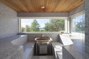 Sauna mosaiikkilauteilla ja merinäkymillä