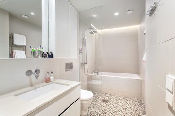 valkoinen moderni kylpyhuone