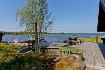 Merenrantahuvilan terassi paljuineen