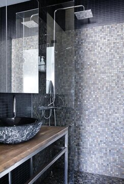 moderni harmaa kylpyhuone