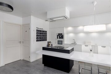 moderni mustavalkoinen keittiö