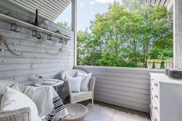 parvekkeen maalaisromanttinen sisustus
