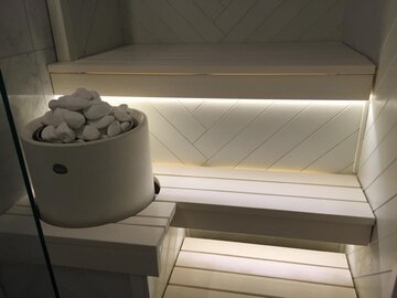 Valkoinen sauna kalanruotopaneelilla