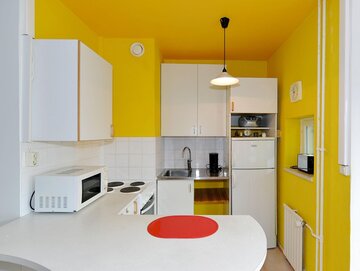 Värikäs keltainen keittiö yksiössä