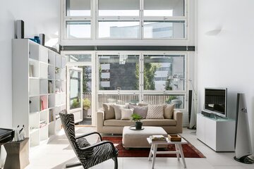 Korkeutta ja valoa loft-kodin olohuoneessa