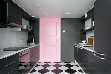Vaaleanpunainen ovi keittiössä