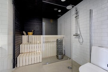 Mustavalkoinen sauna lasiseinällä