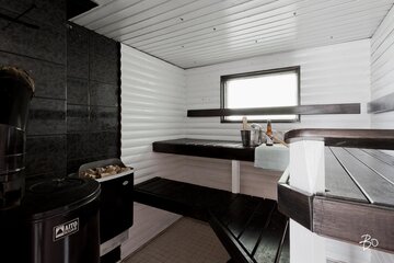 Mustavalkoinen sauna kahdella kiukaalla
