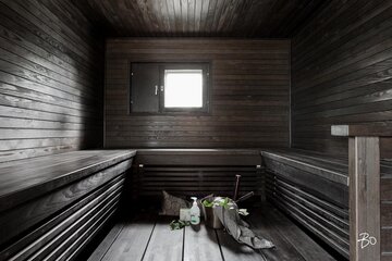 Tumma sauna suuremmallekin porukalle