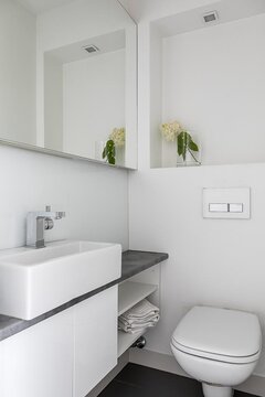 Moderni wc seinäkotelolla
