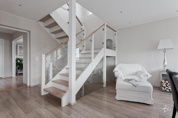valkoinen portaikko olohuoneessa