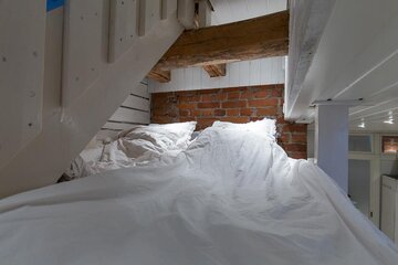 Suloinen nukkumaparvi portaiden alla