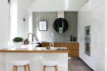 Betoniseinä tyylikkään modernissa keittiössä