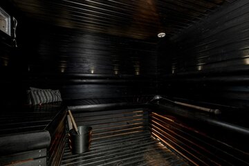 Musta tunnelmallinen sauna