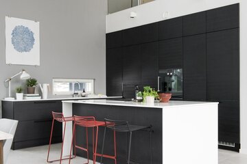 moderni musta keittiö