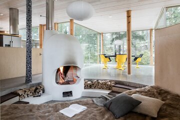 Uniikki ja moderni piilopirtti metsän keskellä