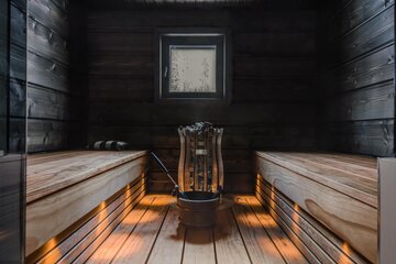 Tyylikäs valaistus tunnelmallisessa saunassa