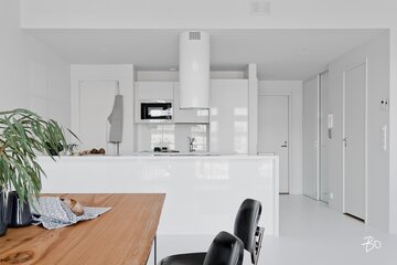 Tyylikäs valkoinen keittiö loft-asunnossa