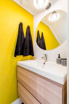 Pirteän keltainen seinä wc:ssä