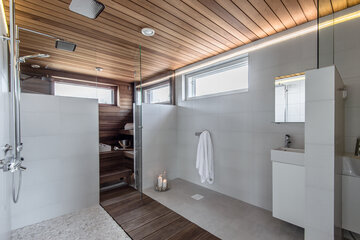 Messutalon tyylikäs kylpyhuone ja sauna