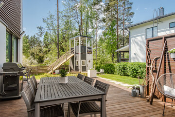 Hauska kaksikerroksinen leikkimökki