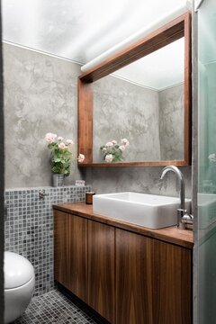 betoniseinä modernissa kylpyhuoneessa
