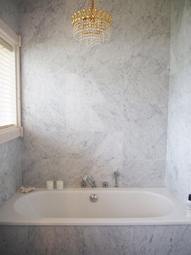 marmorilaatat kylpyhuoneessa
