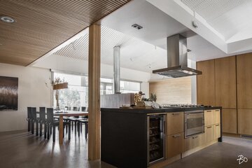 moderni keittiö puisilla kaapistoilla