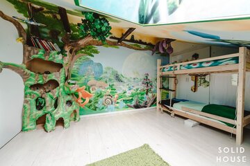 Värikäs lastenhuone puutalossa