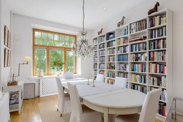 valkoinen sisustus ruokailutilassa