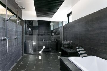 moderni mustavalkoinen kylpyhuone