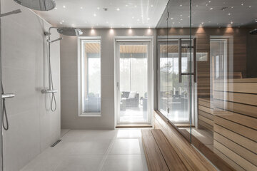 moderni harmaa kylpyhuone