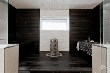moderni mustavalkoinen sauna
