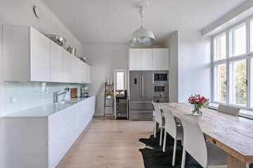 moderni valkoinen keittiö