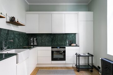 vihreää marmoria keittiön välitilassa