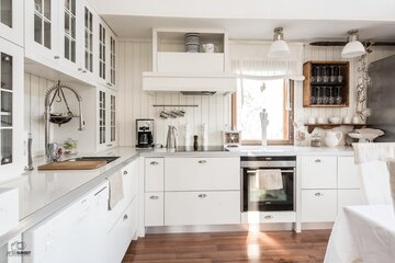 Valkoinen moderni keittiö