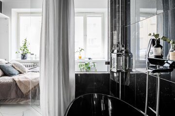 moderni musta kylpyhuone