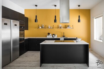 keltainen seinä modernissa keittiössä