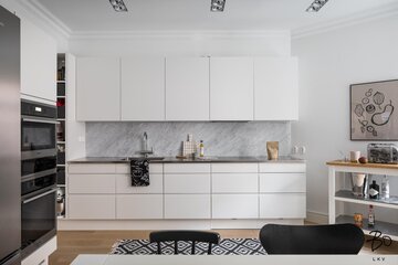 marmoria modernin keittiön välitilassa