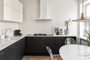 moderni mustavalkoinen keittiö