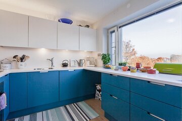 moderni sininen keittiö