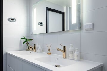 valkoinen moderni kylpyhuone