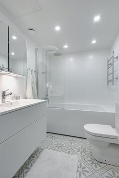 valkoinen kylpyhuone
