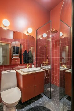 punainen kylpyhuone