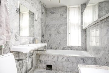 marmori kylpyhuone